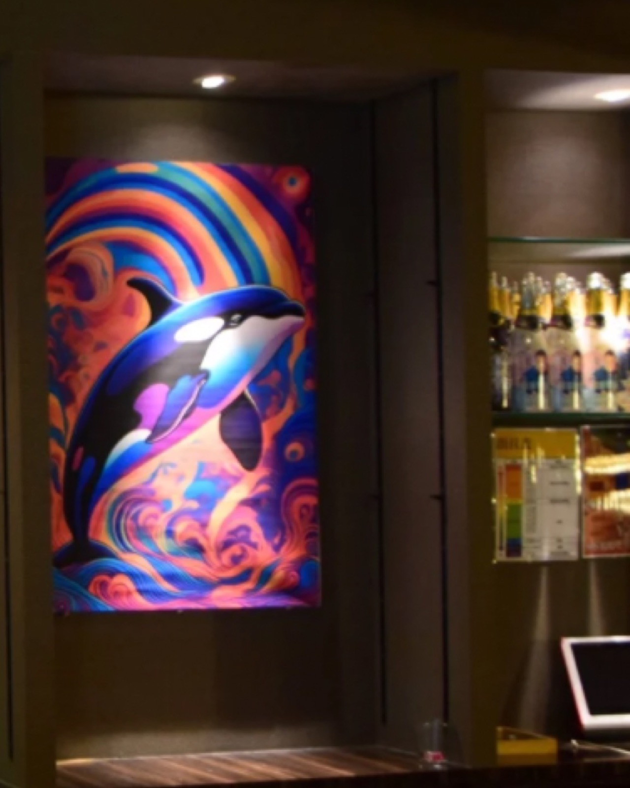 店内に飾られたカラフルなシャチのアート